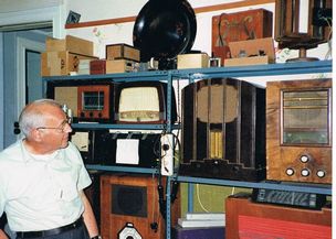 Piet Andriessen in zijn radiokamer